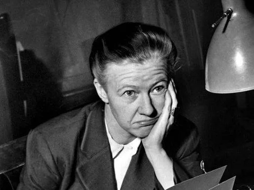 Porträttfoto av journalisten Barbro Alving, signaturen Bang, från 1951