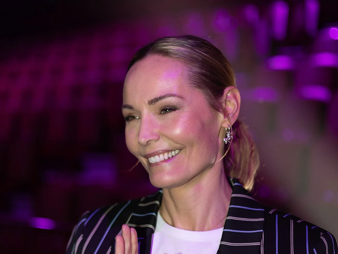 Carina Berg ler i profil under Melodifestivalen 2024 i Malmö