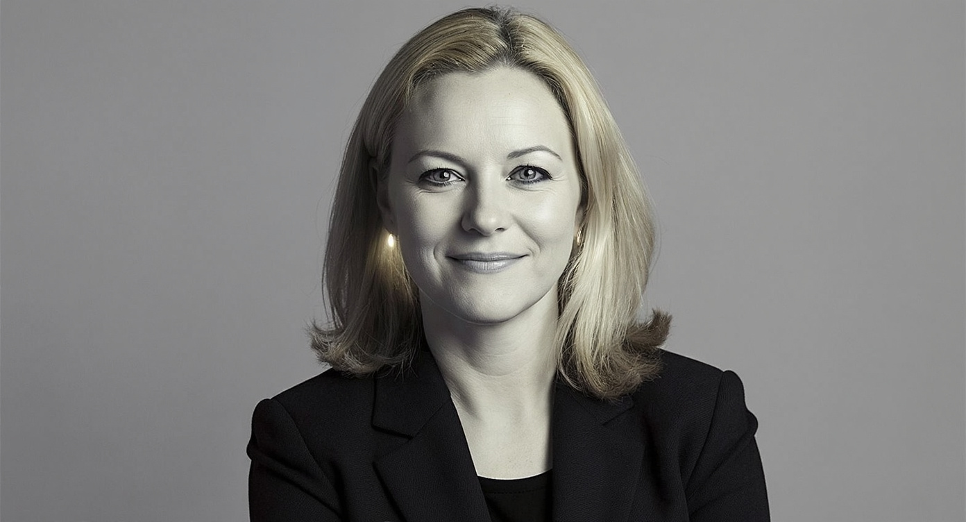 Författaren och samhällsdebattören Maria Sveland med böcker i bakgrunden
