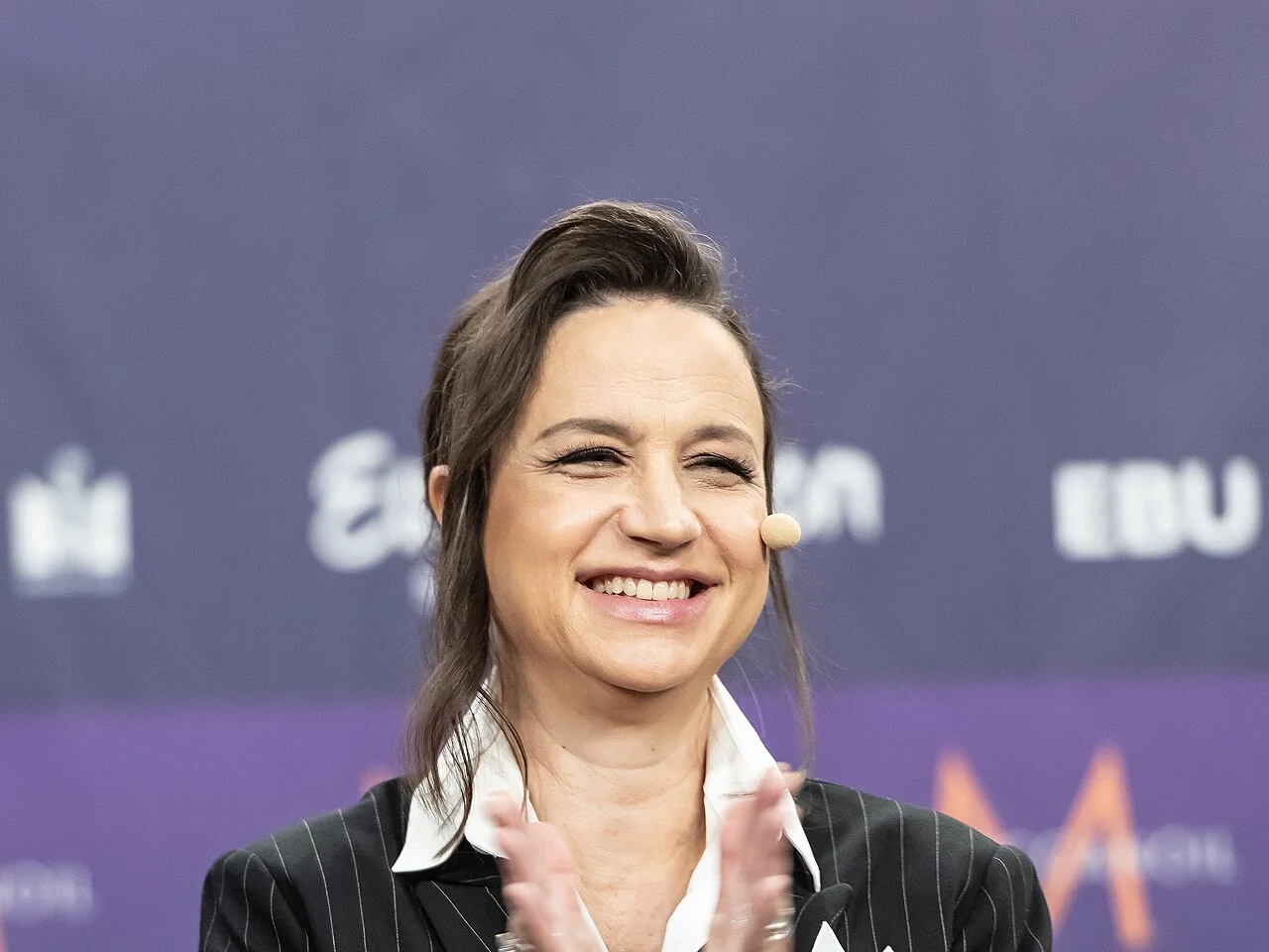 Petra Mede vid en pressträff för Eurovision Song Contest 2024 i Malmö