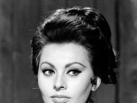 Sophia Loren i ett svartvitt porträtt från 1962
