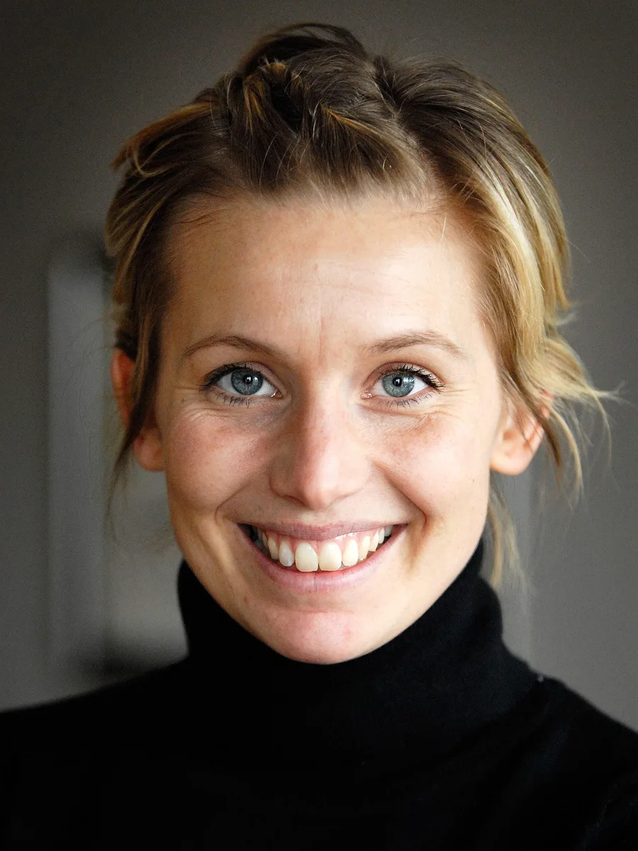 Porträtt av Tina Nordström som ler i svart polotröja