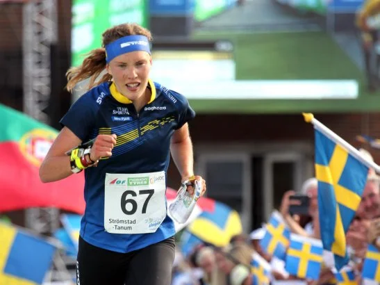 Tove Alexandersson under en orienteringstävling